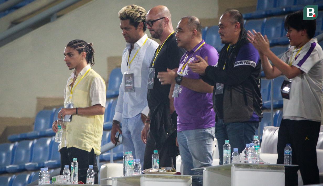<p>Mantan kiper Timnas Italia, Walter Zenga (tengah) dan mantan bek Timnas Portugal, Abel Xavier (kiri kedua) menyaksikan laga lanjutan BRI Liga 1 2022/2023 antara Persita Tangerang melawan Persija Jakarta di Stadion Indomilk Arena, Tangerang, Selasa (28/03/2023). (Bola.com/Bagaskara Lazuardi)</p>