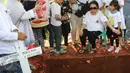 Istri Ireng Maulana, Maria saat akan menaburkan bunga di TPU Kampung Kandang, Jakarta, Senin (7/3/2016). Ireng Maulana meninggal dunia pada usai 72 tahun.(Liputan6.com/Herman Zakharia)