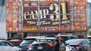 Seorang staf mengarahkan para pengemudi mobil dalam acara drive-thru Scarborough Ribfest 2020 di Toronto, Kanada, pada 27 September 2020. Akibat pandemi COVID-19, festival makanan itu hanya digelar dalam format drive-thru  tahun ini mulai Sabtu (26/9) hingga Minggu (27/9). (Xinhua/Zou Zheng)