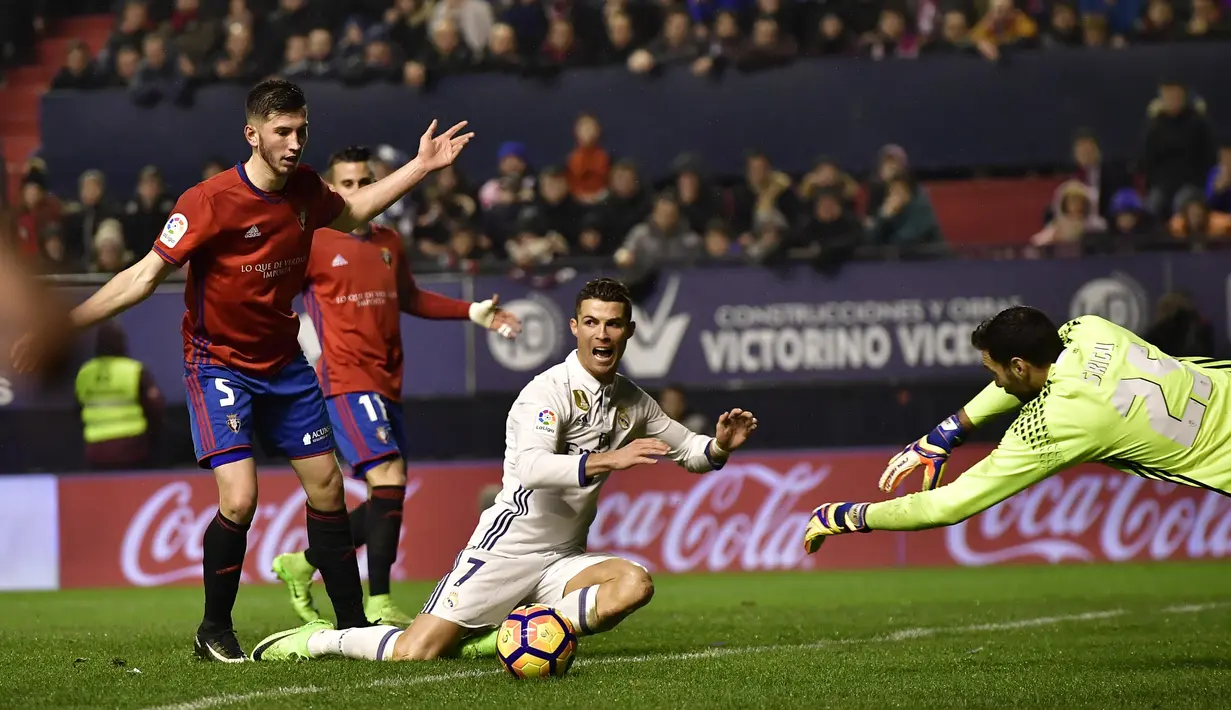 Ekspresi bintang Real Madrid, Cristiano Ronaldo saat dilanggar para pemain Osasuna, Ronaldo mencetak satu gol untuk kemenangan Real Madrid 3-1 pada lanjutan La Liga di El Sadar stadium, Pamplona, (11/2/2017). (AP/Alvaro Barrientos)