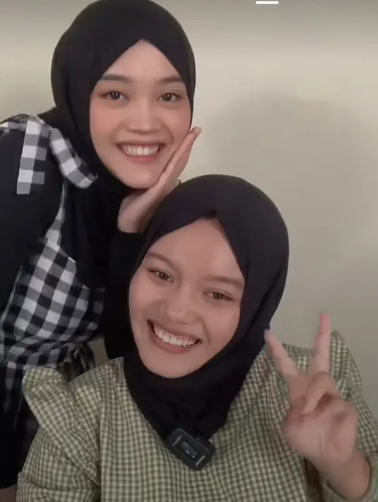Tak hanya wajahnya mirip hingga disebut kembaran, senyum wanita itu juga sama dengan Putri Delina. Unggahan ini menuai beragam komentar netizen. Banyak yang menyebut keduanya benar-benar mirip. (Liputan6.com/TikTok/@putridelina)
