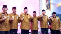 Presiden ke-6 RI Susilo Bambang Yudhoyono (SBY) terlihat akrab dengan Menteri Pertahanan Prabowo Subianto dalam syukuran ulang tahun ke-64 Persatuan Purnawirawan Angkatan Bersenjata Republik Indonesia (Pepabri) di Wisma Elang Laut, Jakarta Pusat, Selasa (12/9/2023). (Merdeka.com/Muhammad Genantan Saputra)