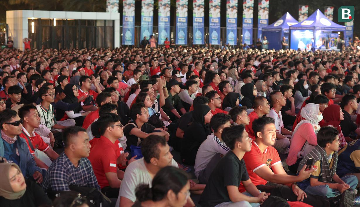 Suporter Garuda memadati tempat nonton bareng pertandingan Timnas Indonesia vs China di Kompleks Stadion Utama Gelora Bung Karno (SUGBK), Senayan, Jakarta, Selasa (15/10/2024) malam WIB. (Bola.com/Abdul Aziz)