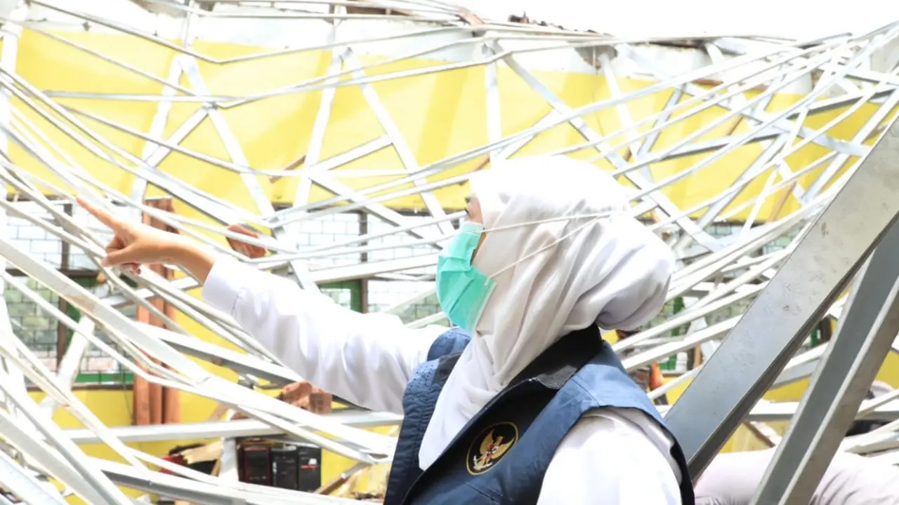 Khofifah meninjau dampak gempa Malang. (Dian Kurniawan/Liputan6.com)