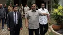 Ketua Umum Partai Gerindra Prabowo Subianto (tengah) berjalan bersama Ketua DPR RI, Setya Novanto di kediamannya Jalan Kertanegara, Jakarta, Kamis (1/12). Keduanya melakukan pertemuan secara tertutup. (Liputan6.com/Helmi Fithriansyah)