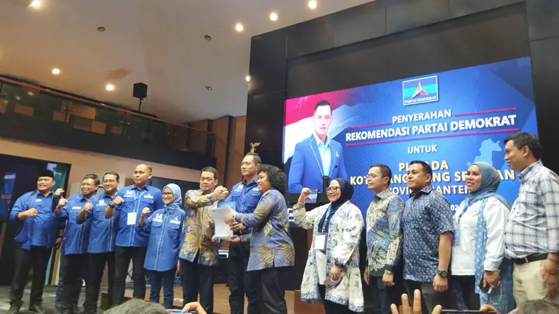 DPP Partai Demokrat resmi memberikan surat rekomendasi kepada pasangan Ahmad Riza Patria dan Marshel Widianto sebagai bakal calon wali kota dan wakil wali kota Tangerang Selatan 2024.