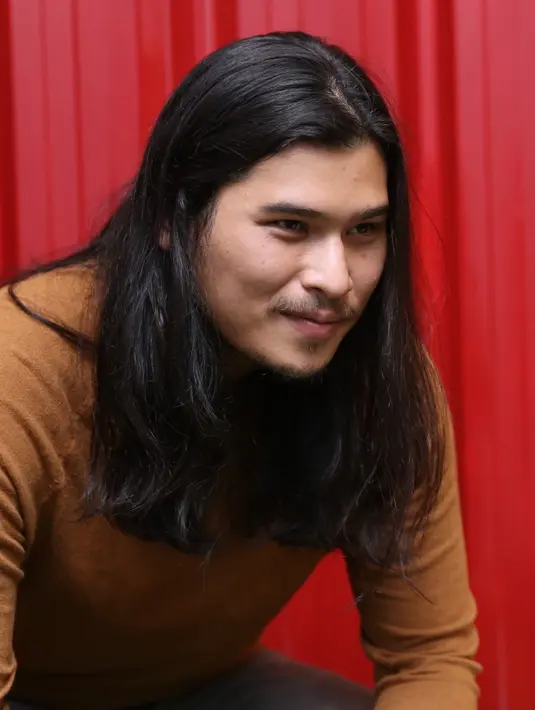 "Ya, semua orang pasti akan membayangkan saat jauh dari dia (orangtua). Pas ada dia kita enggak pernah peluk, giliran jauh akan selalu mengingat dia. Jadi, di situ yang buat aku mengeluarkan air mata," lanjut Virzha. (Nurwahyunan/Bintang.com)