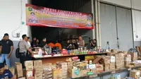 Polisi Geledah Gudang Makanan Kedaluwarsa di Cengkareng. (Liputan6.com/Nanda Perdana P)