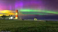 Menara mercu suar bersejarah sebagai latar fenomena aurora, pemandangan yang sangat indah itu terlihat seperti lukisan (Daily Mail).