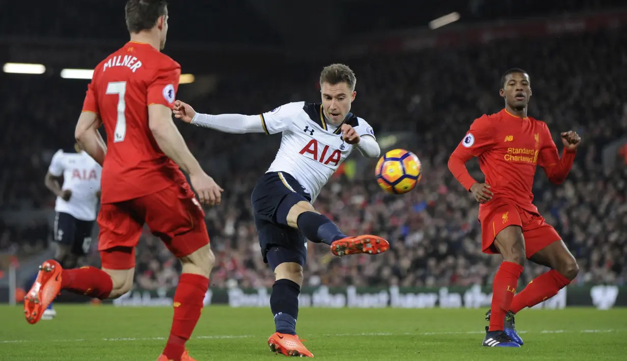 Pemain Tottenham, Christian Eriksen melepaskan tembakan melewati hadangan para pemain Liverpool pada laga Premier League di Anfield, Liverpool (11/2/2017). Liverpool menang 2-0.  (AP/Rui Vieira)
