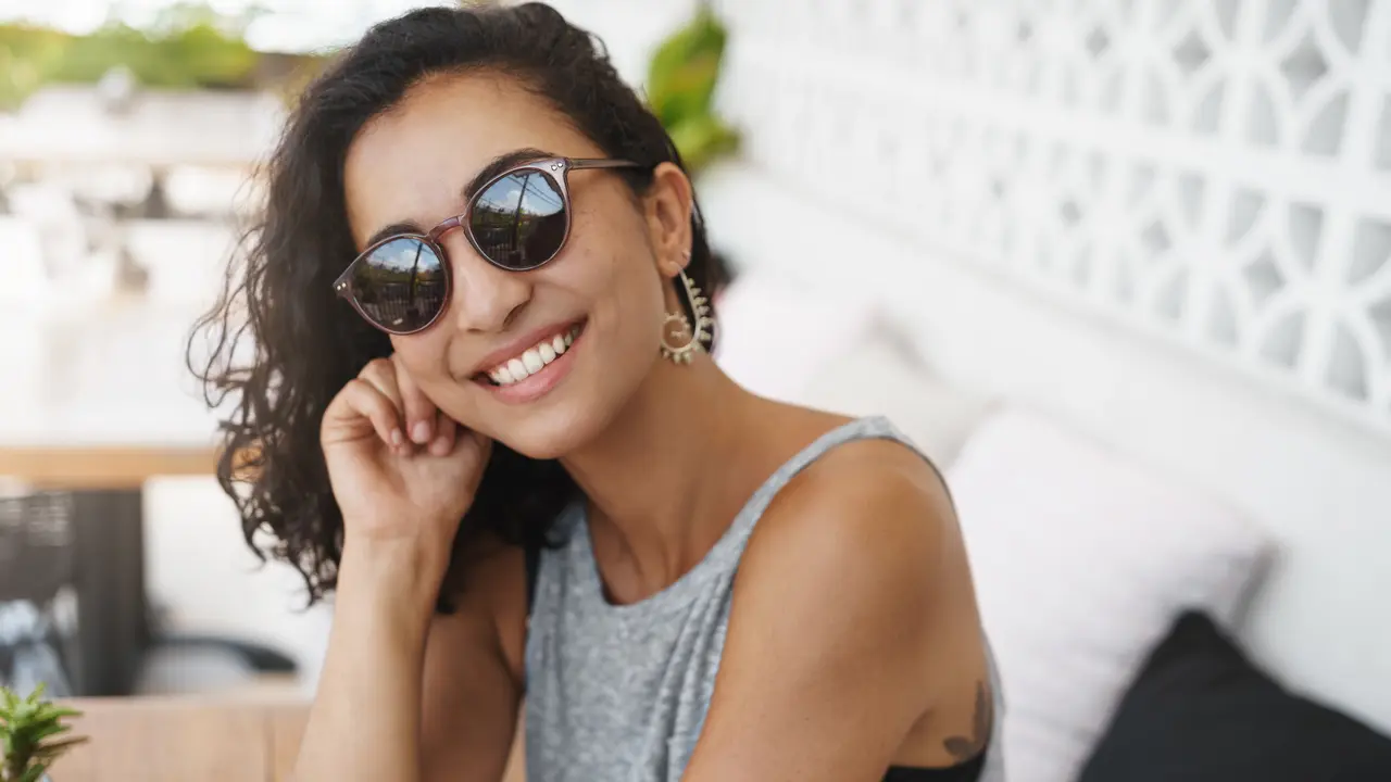 perempuan berkacamata