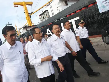 Menteri Perhubungan Budi Karya Sumadi melepas keberangkatan KM Caraka Jaya Niaga III-4 yang digunakan sebagai kapal tol laut logistik Natuna di Pelabuhan Tanjung Priok, Jakarta Utara, Selasa (25/10). (Liputan6.com/Immanuel Antonius)