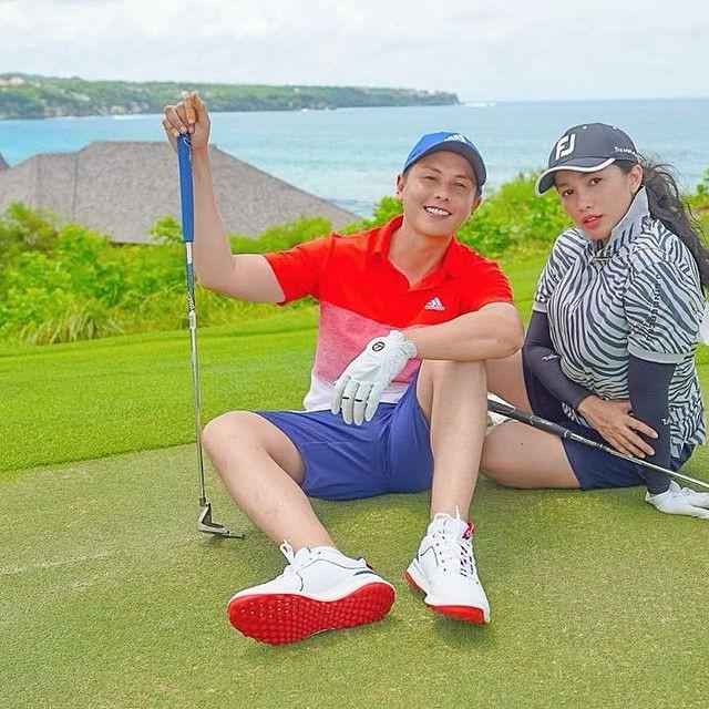 7 Momen Andhika Pratama dan Ussy Sulistiawaty yang Kini Hobi Main Golf