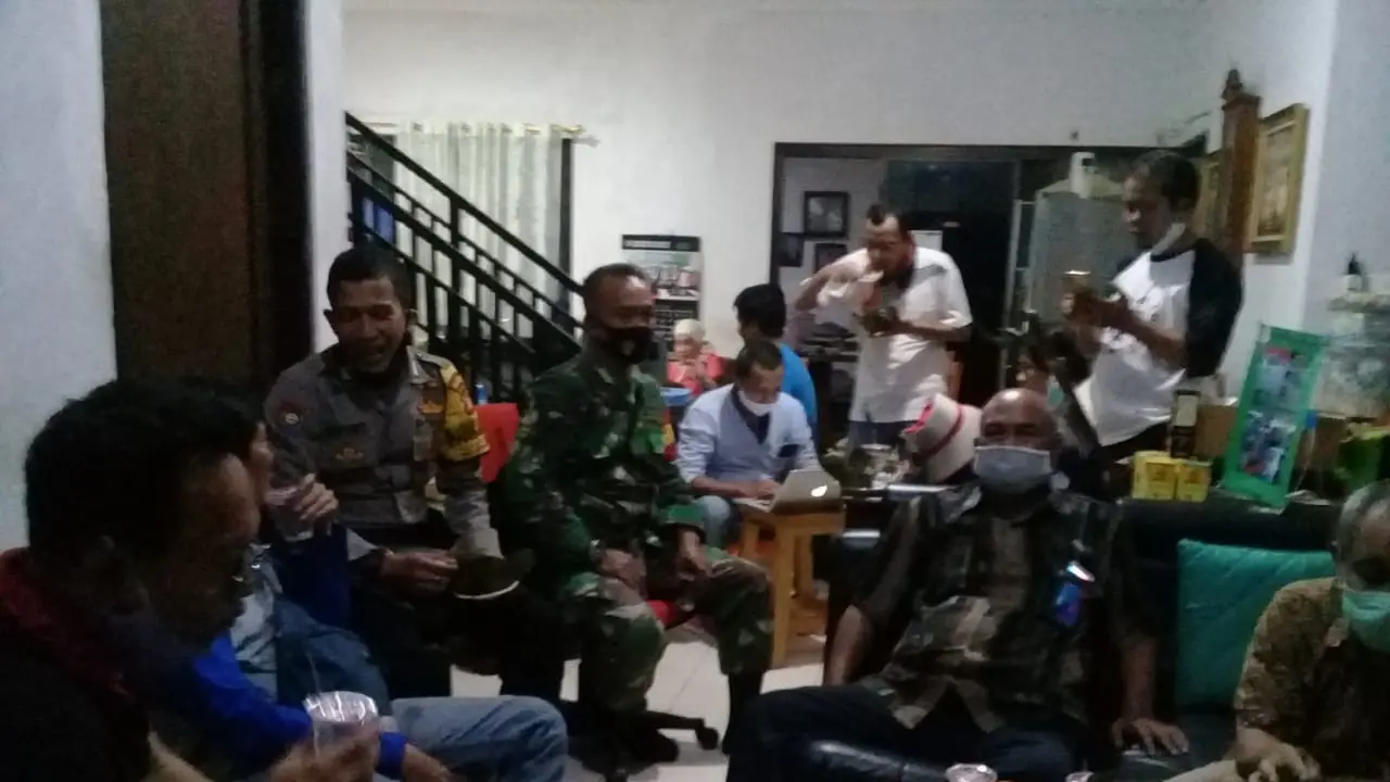 TNI bersama kepolisian mediasi terkait insiden peluru nyasar di perumahan warga Bekasi. (Foto: Liputan6 com/Bam Sinulingga)