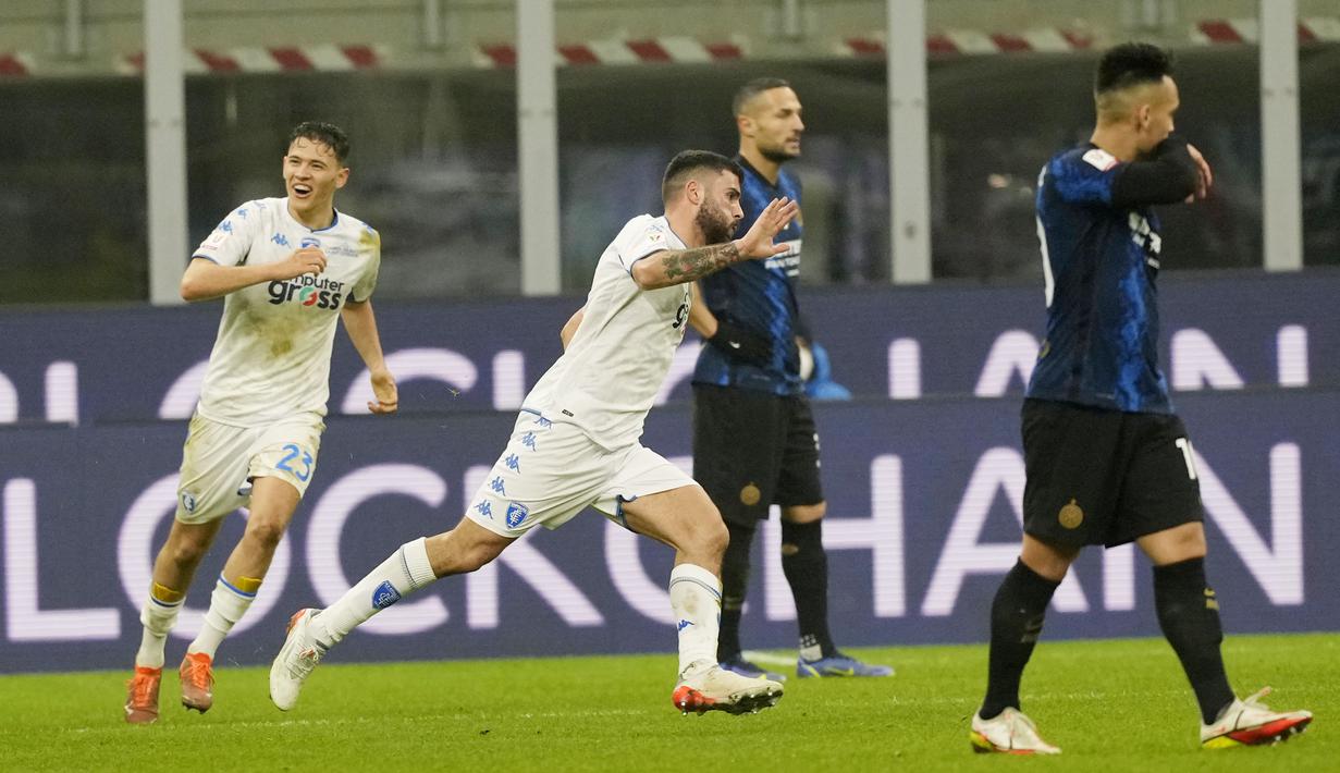 Empoli mampu membalikkan keadaan dan berbalik unggul lewat sundulan Patrick Cutrone membentur mistar dan kemudian berbalik masuk setelah mengenai punggung Radu. (AP/Antonio Calanni)