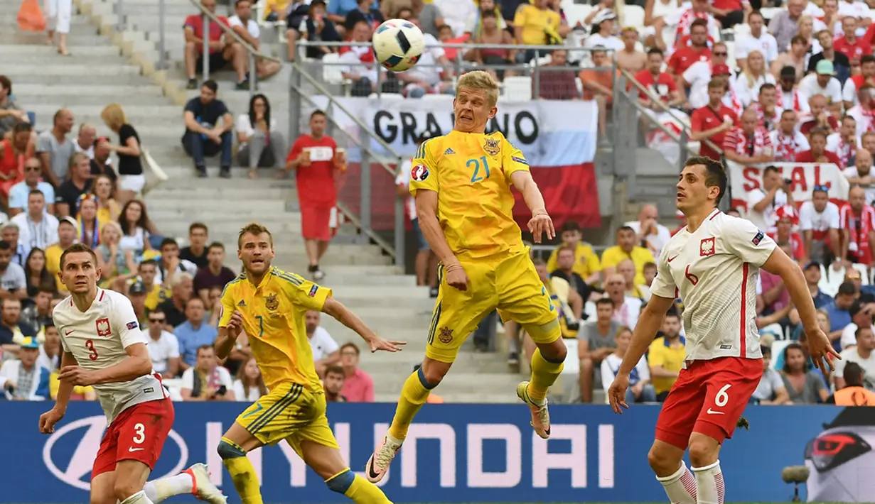 Pemain Ukraina, Olexandr Zinchenko, mencoba menyundul bola ke arah gawang Polandia pada laga terakhir Grup C Piala Eropa 2016 di Stade Velodrome, Marseille, Selasa (21/6/2016). (AFP/Anne-Christine Poujoulat)