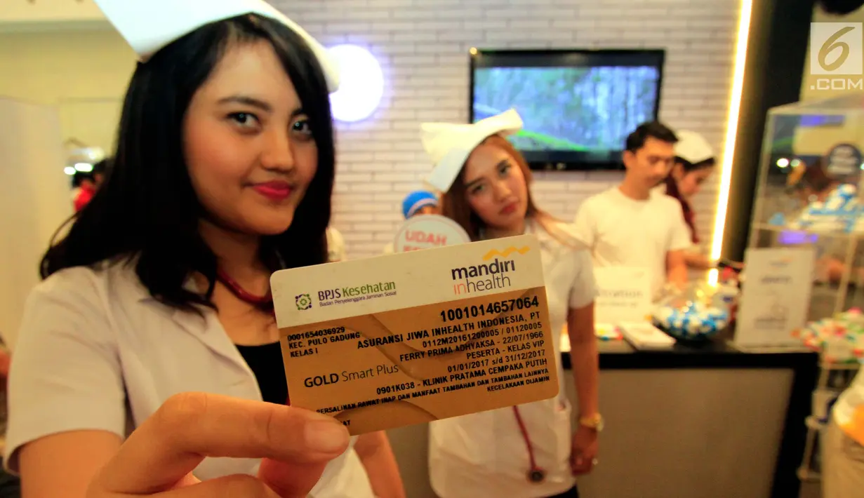 Direktur Utama Mandiri Inhealth Iwan Pasila (tengah) meninjau pemeriksaan kesehatan gratis di Mandiri Pekan Raya Indonesia 2017, ICE BSD, Sabtu (21/10). Sebanyak  1,4 juta peserta sudah memperoleh asuransi kesehatan dan jiwa. (Liputan6.com)