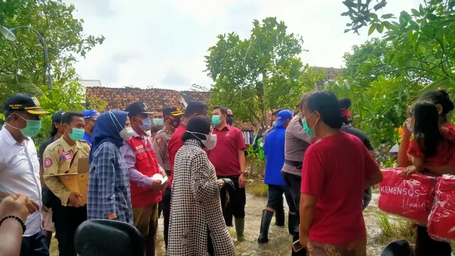 Menteri Sosial atau Mensos Tri Rismaharini menyambangi korban banjir di Dukuh Dempel Desa Kalisari Kecamatan Sayung Kabupaten Demak, Jawa Tengah.