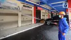 Petugas pemadam kebakaran (Damkar) UPT Cinere menyemprotkan cairan disinfektan di Pasar Segar yang ditutup, Cinere, Depok, Rabu (30/9/2020). Penyemprotan itu untuk mengantisipasi penyebaran COVID-19 di area pasar setelah seorang pengunjung tiba-tiba meninggal dunia. (merdeka.com/Arie Basuki)