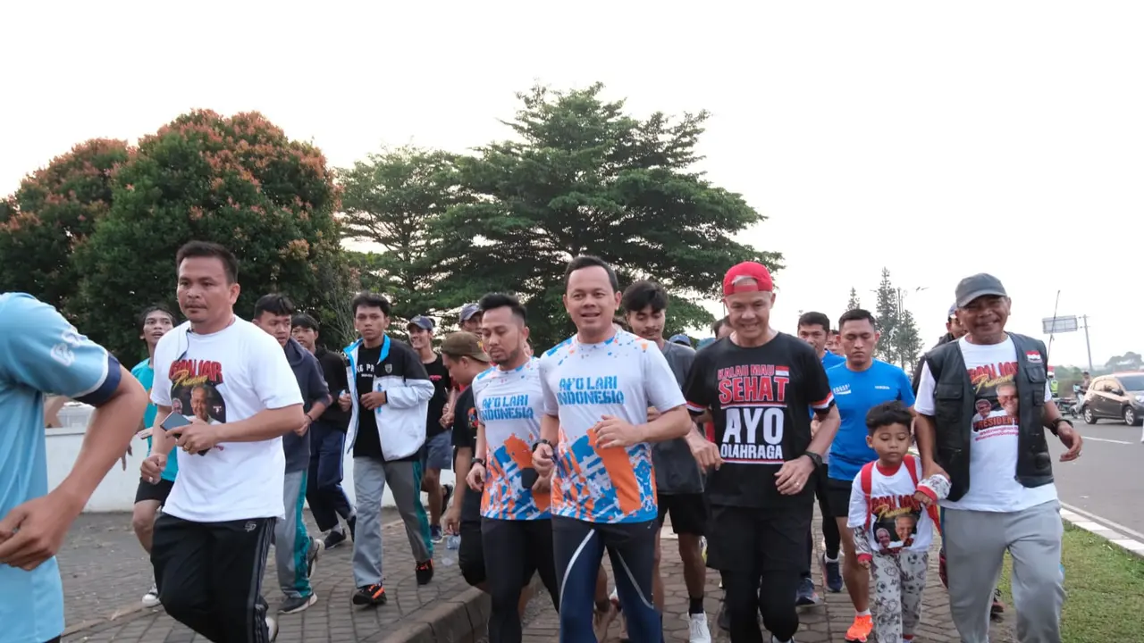 Bakal calon presiden dari PDIP Ganjar Pranowo dan Wali Kota Bogor Bima Arya melakukan lari pagi bersama komunitas pelari di area Stadion Pakansari, Cibinong,