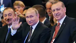 Presiden Rusia Vladimir Putin bersama Presiden Turki Recep Tayyip Erdogan tersenyum kepada awak media Putin saat menghadiri 23rd World Energy Conress, Istanbul, Turki (10/10). (AP Photo/Emrah Gurel)