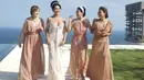 <p>Sudah memiliki Cucu, Donna tetap tampil memesona ketika menjadi bridesmaid. Ia mengenakan flowy dress halterneck warna peach. @donnaharunofficial</p>