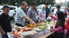 Warga memilih jajanan untuk berbuka puasa di sekitar Jalan Panjang Kelapa Dua, Jakarta, Selasa (7/5/2019). Beragam menu jajanan dijajakan pedagang musiman selama Ramadan. (Liputan6.com/Helmi Fithriansyah)