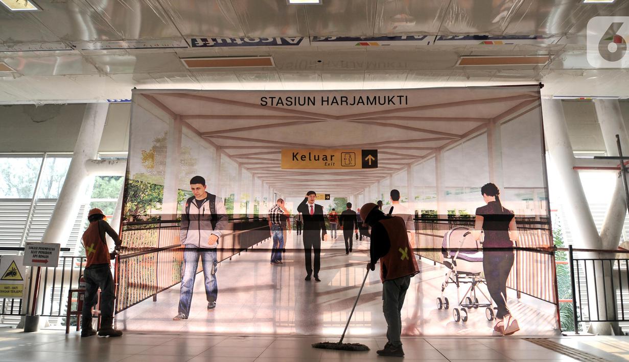 Aktivitas pekerja di Stasiun Light Rail Transit (LRT) Cibubur, Harjamukti, Depok, Minggu (13/10/2019). Progres pembangunan Stasiun LRT Cibubur baru mencapai 60 persen dan ditargetkan rampung serta diuji coba pada November 2019. (merdeka.com/Iqbal S. Nugroho)