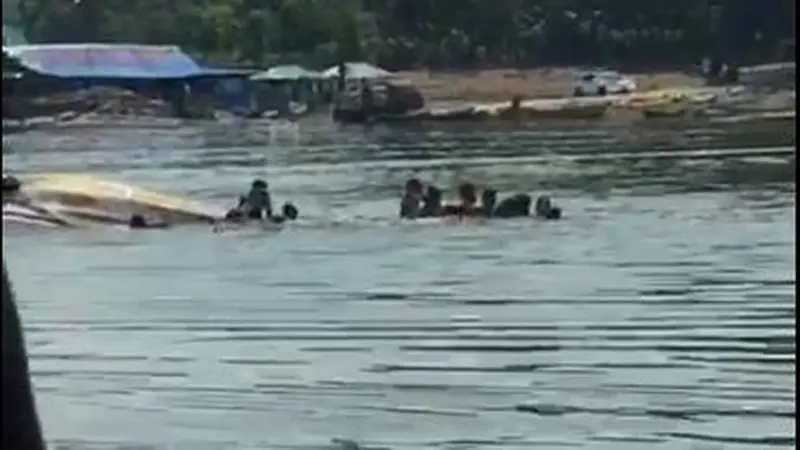 Perahu terbalik di Waduk Kedungombo, Boyolali. 9 orang dilaporkan hilang tenggelam. (Foto: Tengkapan layar video-Istimewa)