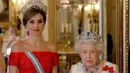 Tiara Fleur de Lys dan Tiara Aquamarine Brasil. Tiara Fleur de Lys yang dikenakan Ratu Letizia menampilkan lambang bunga dari rumah keluarga kerajaan Spanyol. Di tahun 1953, Brasil menghadiahkan berlian dan permata aquamarine kepada Ratu Elizabeth untuk menghormati penobatannya. Beberapa dekade kemudian, Ratu memintanya dibuat menjadi tiara seperti terlihat dalam foto ini. Foto: Vogue.