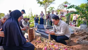 Dudung Ziarah ke Makam Calon Manajer Kopdes, Serahkan Santunan