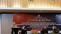 Ketua KPU Banyuwangi Dwi Angraeni Rahman memberian arahan dalam sosialisasi syarat pendaftaran bacaleg Pemilu 2024 (Hermawan Arifianto/Liputan6.com)