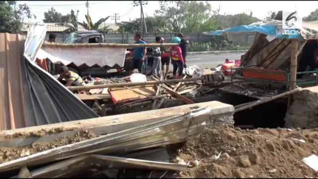 Nasib naas dialami pemilik warung nasi Desa Bolongmojo, Mojokerto. Warungnya hancur diseruduk sebuah mobil pikap.