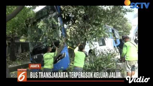 Bus Transjakarta koridor 9A Grogol-PGC alami tabrak pembatas jalan dan merobohkan pohon di Jalan S Parman.