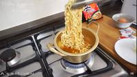 Ilustrasi memasak ramyun. (dok. screenshot YouTube Aaron &amp; Claire's Korea/https://www.youtube.com/watch?v=uzj-Ji5xx7g/Novi Thedora).