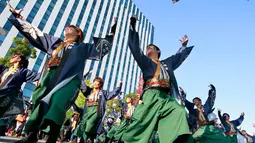 Salah satu gaya dalam tarian Yosakoi yang ditampilkan oleh para peserta dalam pagelaran Festival Yosakoi di Tokyo, Jepang (6/11). Sejak diperkenalkan pada tahun 1954, Yosakoi telah menjadi populer di seluruh negara Jepang. (AP Photo/Shizuo Kambayashi)