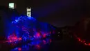 Sebuah instalasi seni 'Frequencies' oleh seniman Kari Kola selama Festival Cahaya Lumiere Durham di Inggris utara, 15 November 2017. Lumiere Durham adalah Festival cahaya terbesar di Inggris yang melibatkan seniman lokal dan internasional (OLI SCARFF/AFP)