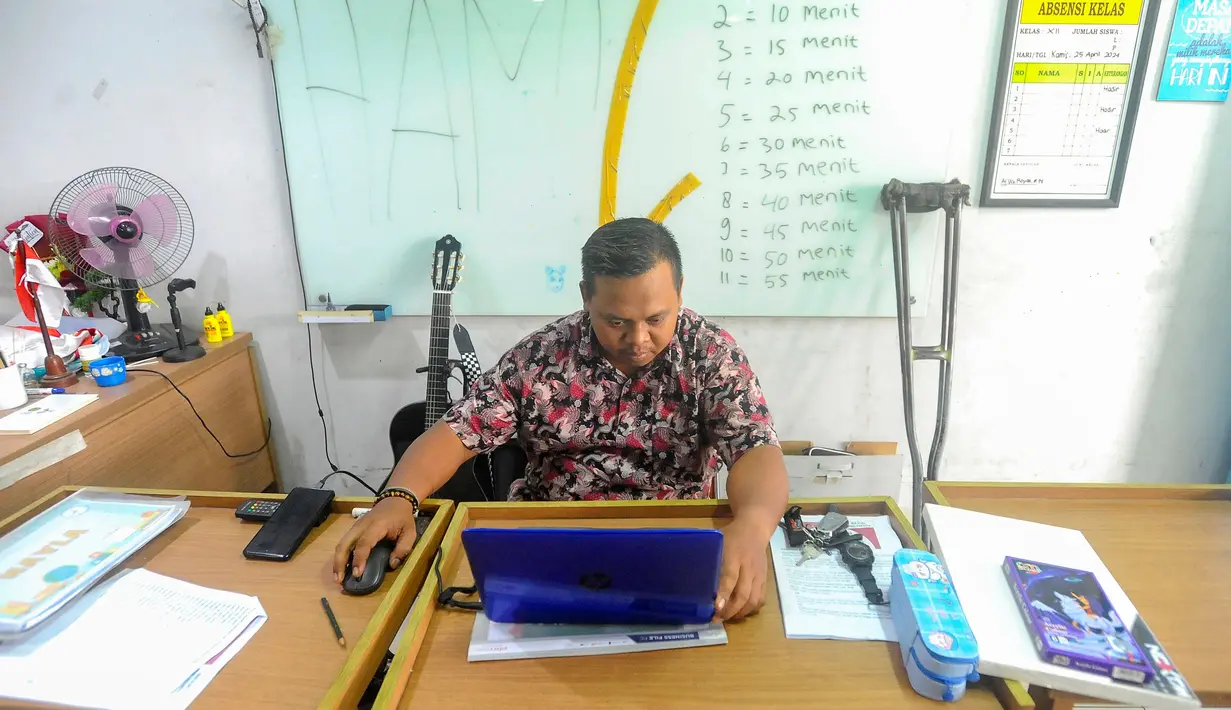 “Kaki terpaksa diamputasi saat kecelakaan di kawasan Ciputat saat masih kuliah tingkat akhir di Jurusan Keguruan SLB UNJ”, tuturnya. Dari kecelakan tersebut ia menganggap takdir dari Tuhan menggariskan profesinya untuk mengajar anak-anak penyandang disabilitas. (merdeka.com/Arie Basuki)