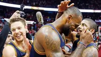 Para pemain Cleveland Cavaliers merayakan keberhasilan melaju ke final Wilayah Timur NBA 2016 setelah mengalahkan Atlanta Hawks 4-0. (Bola.com/Twitter/Sports Illustrated)