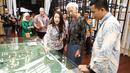 Managing Director IMF Christine Lagarde melihat maket pembangunan saat berkunjung ke Paviliun Indonesia di arena pertemuan IMF-Bank Dunia, Bali, Rabu (10/10). (Liputan6.com/Angga Yuniar)