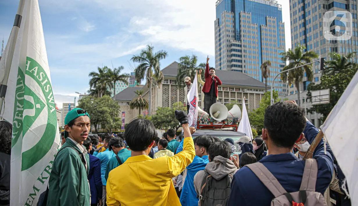 Massa aksi dari BEM Seluruh Indonesia (BEM SI) saat aksi di kawasan Patung Kuda, Jakarta, Jumat (28/10/2022). Dalam aksinya mereka menuntut penolakan kenaikan harga BBM hingga penyelesaian pelanggaran HAM masa lalu. (Liputan6.com/Faizal Fanani)