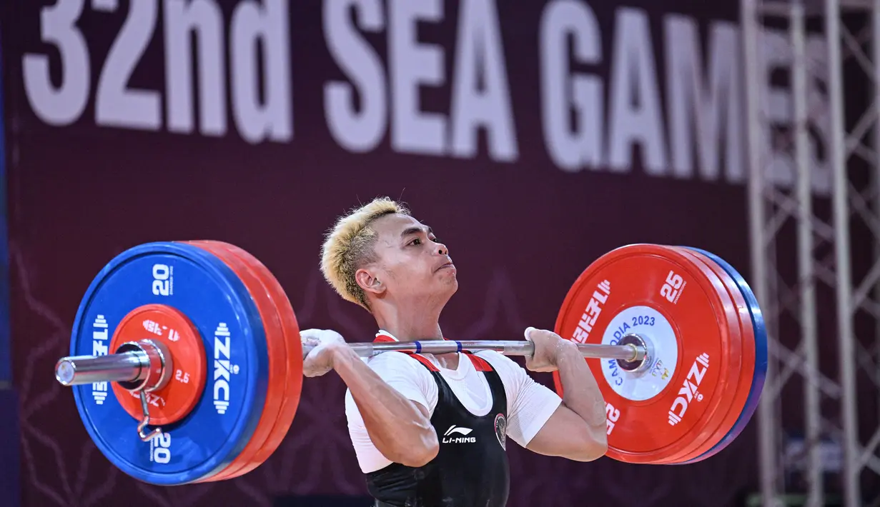Eko juga memecahkan rekor sebelumnya di SEA Games 2019 Filipina dengan mengangkat 169 kg untuk angkatan clean & jerk. (AFP/Mohd Rasfan)