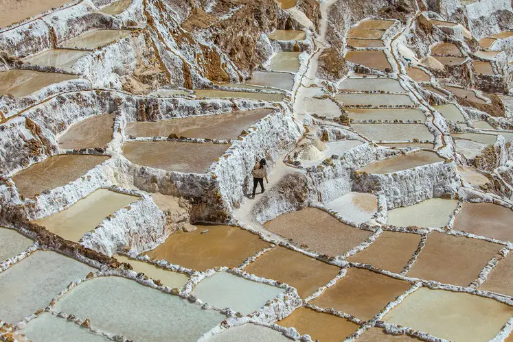 Tambang garam di Maras, Peru. (Sumber Foto: Patricia Hofmeester/Picfair)