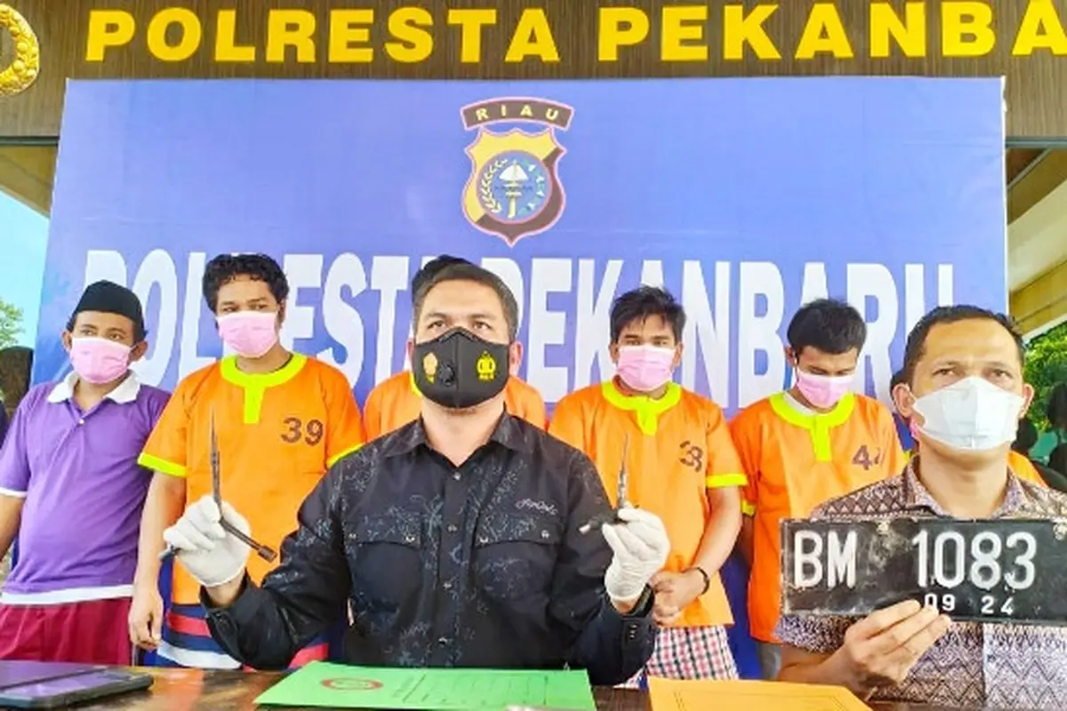 Polisi memperlihatkan barang bukti pencurian sepeda motor yang dilakukan sembilan tersangka di Pekanbaru.