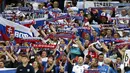 Aksi suporter Slovakia Slovakia saat mendukung timnya melawan Inggris pada laga grup F kualifikasi Piala Dunia 2018 di Wembley stadium, London, (4/9/2017). Inggris menang 2-1. (AP/Michael Sohn)