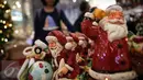 Sejumlah boneka Sinterklas tampak terpajang di salah satu stand Mall Gandaria City, Jakarta, Rabu (9/12/2015). Jelang perayaan hari raya umat Kristen, berbagai pernak-pernik dan hiasan rumah bertema Natal kini mulai marak. (Liputan6.com/Faizal Fanani)
