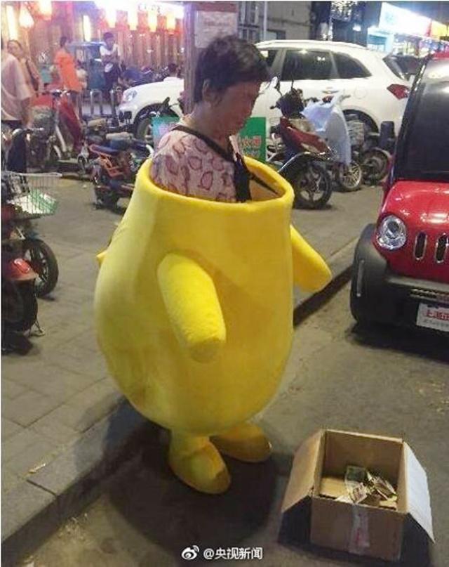 Nenek Han memakai kostum Pikachu/copyright shanghaiist.com