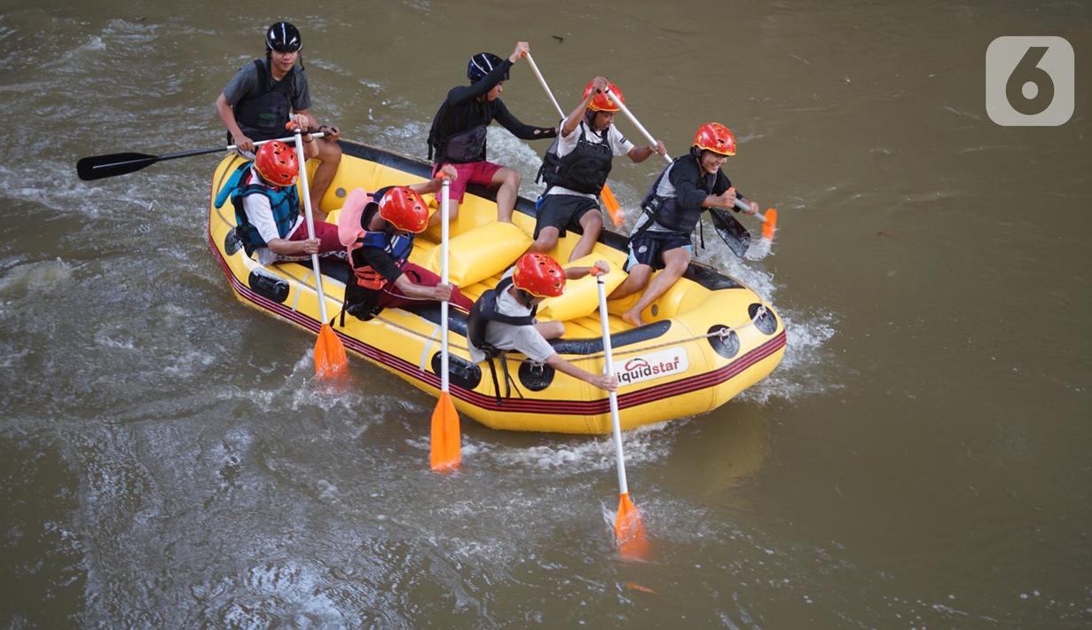 Anggota Federasi Arung Jeram Kota Depok (FAJI) berlatih di aliran Sungai Ciliwung, Depok, Jumat (26/6/2020). Latihan yang digelar tiga kali dalam seminggu itu diikuti atlet arung jeram Kota Depok serta anggota federasi lain yang menjadi calon atlet di masa depan. (Liputan6.com/Immanuel Antonius)
