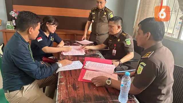 Kejati Sulsel melakukan pelimpahan tahap dua terhadap dua tersangka dugaan korupsi penyaluran kredit pada Pegadaian Rantepao (Liputan6.com/Eka Hakim)