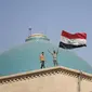 Dua orang pria di atas Istana Kepresidenan di Irak, Senin 29 Agustus 2022. Dok:&nbsp;AP Photo/Hadi Mizban